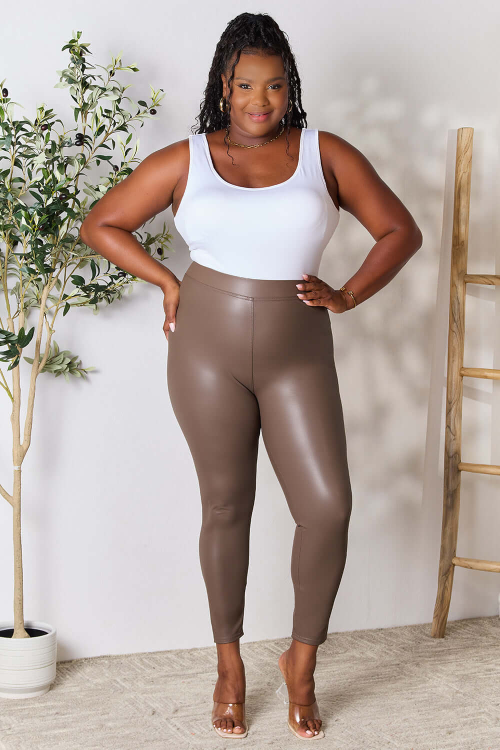 Female model posing for a picture wearing e.Luna Mocha Leggings