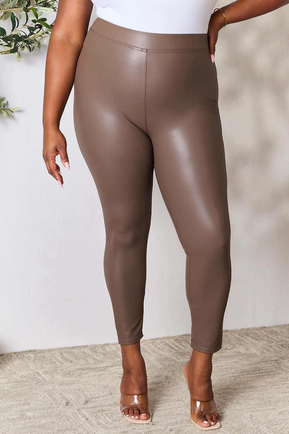 Female model posing for a picture wearing e.Luna Mocha Leggings